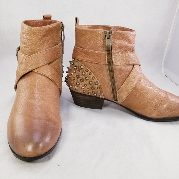 VINCE CAMUTO STEAMPUNK STUDDED BUCKLE SIDE ZIPPER TAN LEATHER ANKLE BOOTS SZ 10 - Picture 9 of 9